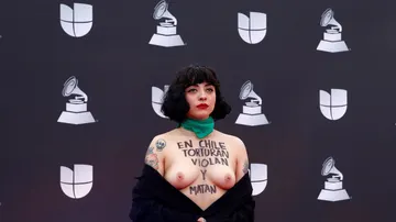 Mon Laferte posa con el torso desnudo en la pregala de los Latin Grammy