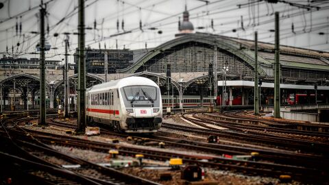 Llega a las ciudades en tren
