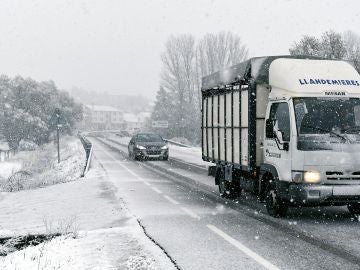 Varios vehículos circulan bajo la nieve en el municipio leonés de Riello en una imagen de archivo