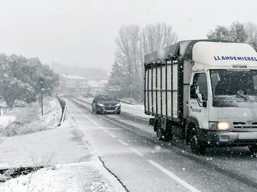Varios vehículos circulan bajo la nieve en el municipio leonés de Riello en una imagen de archivo Varios vehículos circulan bajo la nieve en el municipio leonés de Riello en una imagen de archivo