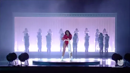 Rosalía en los Grammy VÍDEO REEMPLAZO | La transgresora actuación de Rosalía en los Latin Grammy 2019 cantando 'A Palé' y 'Con Altura'