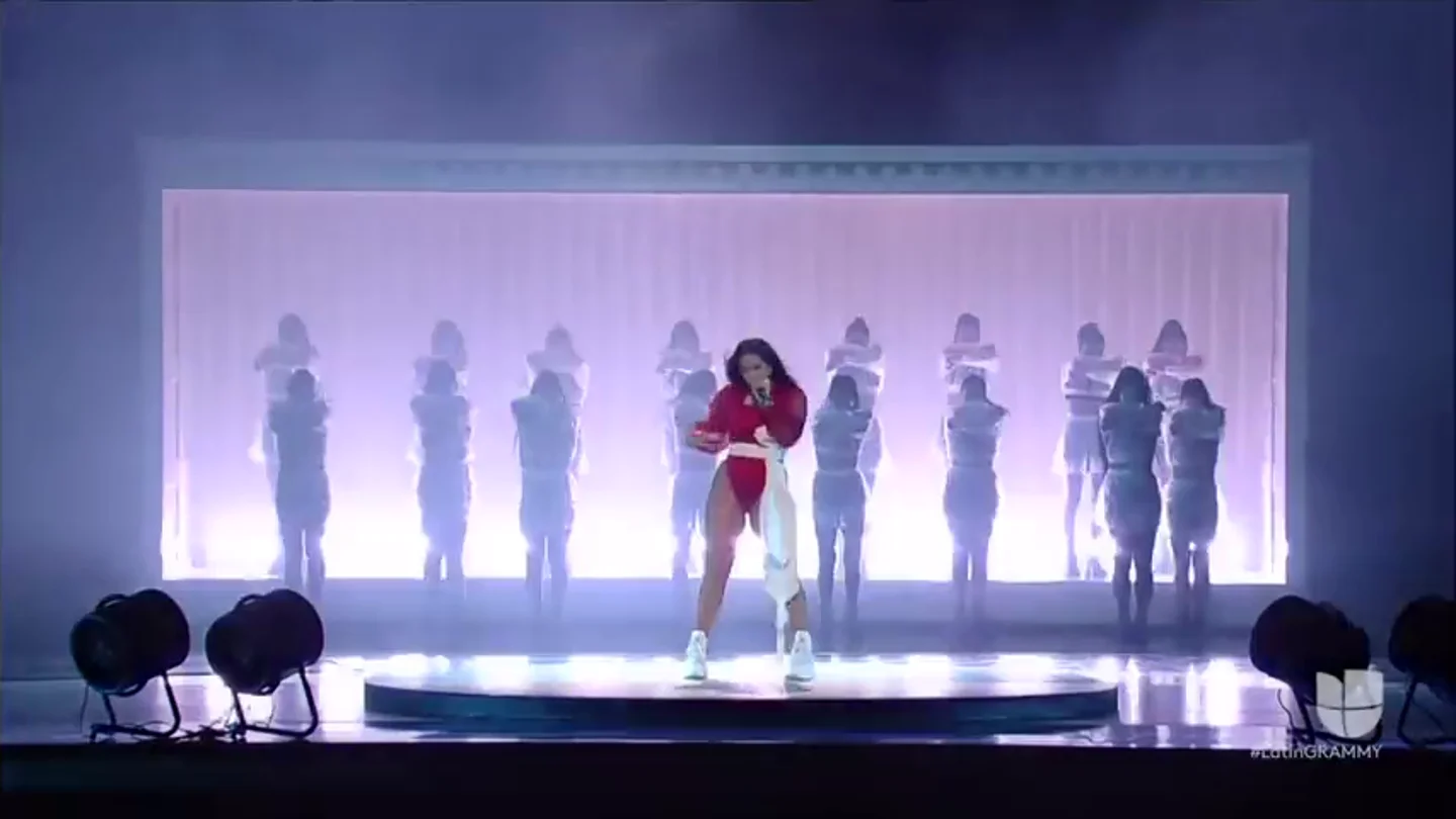 Rosalía en los Grammy VÍDEO REEMPLAZO | La transgresora actuación de Rosalía en los Latin Grammy 2019 cantando 'A Palé' y 'Con Altura'
