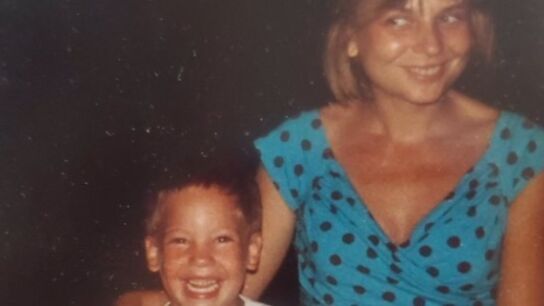 El actor Rom&aacute;n Reyes de peque&ntilde;o junto a su madre