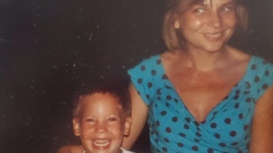 El actor Román Reyes de pequeño junto a su madre El actor Román Reyes de pequeño junto a su madre