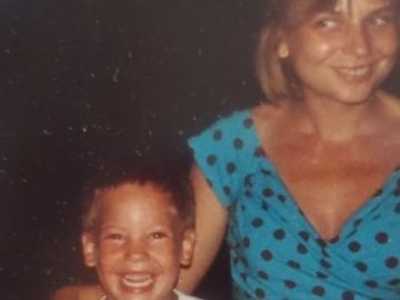 El actor Román Reyes de pequeño junto a su madre El actor Román Reyes de pequeño junto a su madre