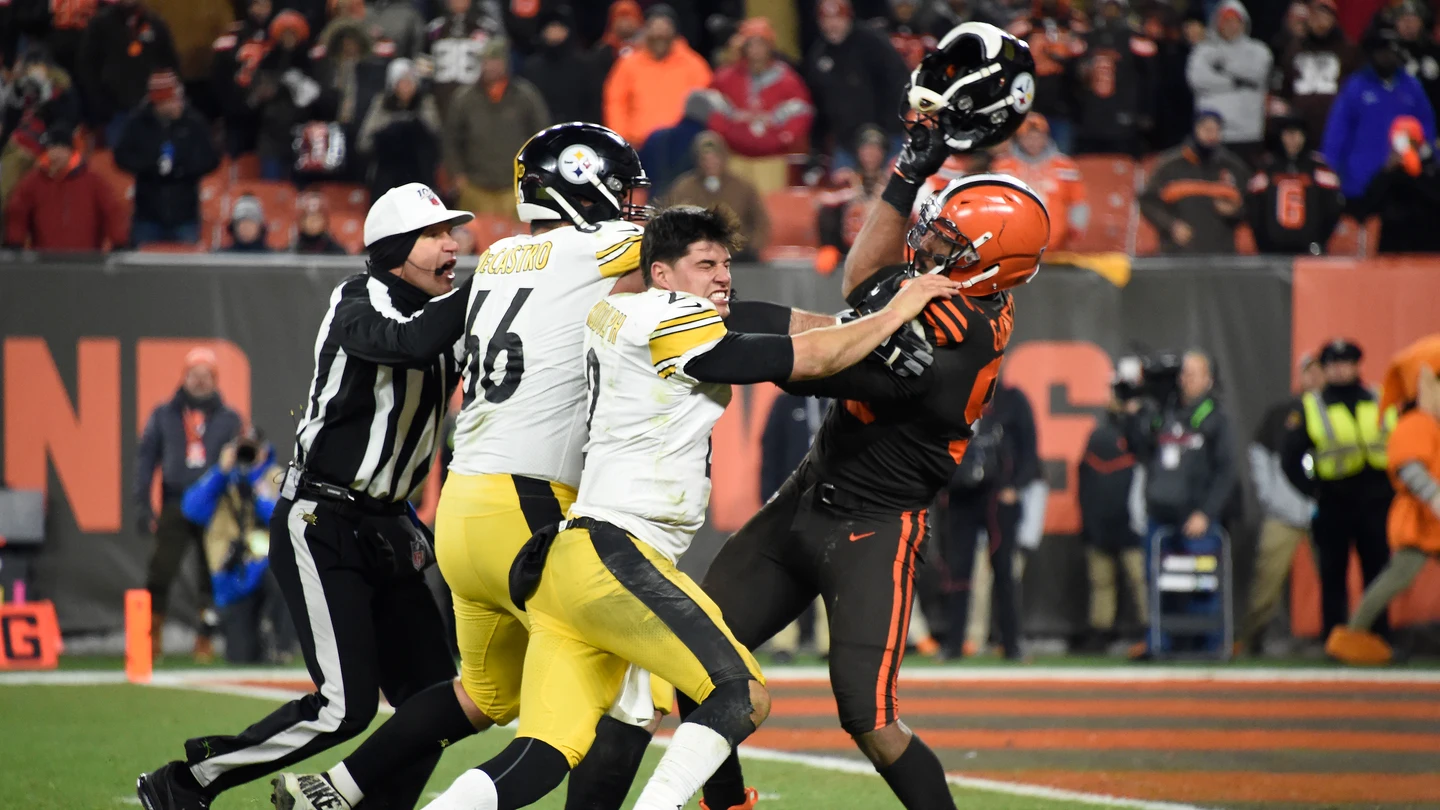 Myles Garret agrede a Mason Rudolph con su propio casco Myles Garret agrede a Mason Rudolph con su propio casco