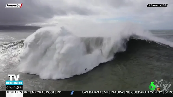 El agónico rescate a un surfista en Nazaré: pasa más de un minuto bajo el agua