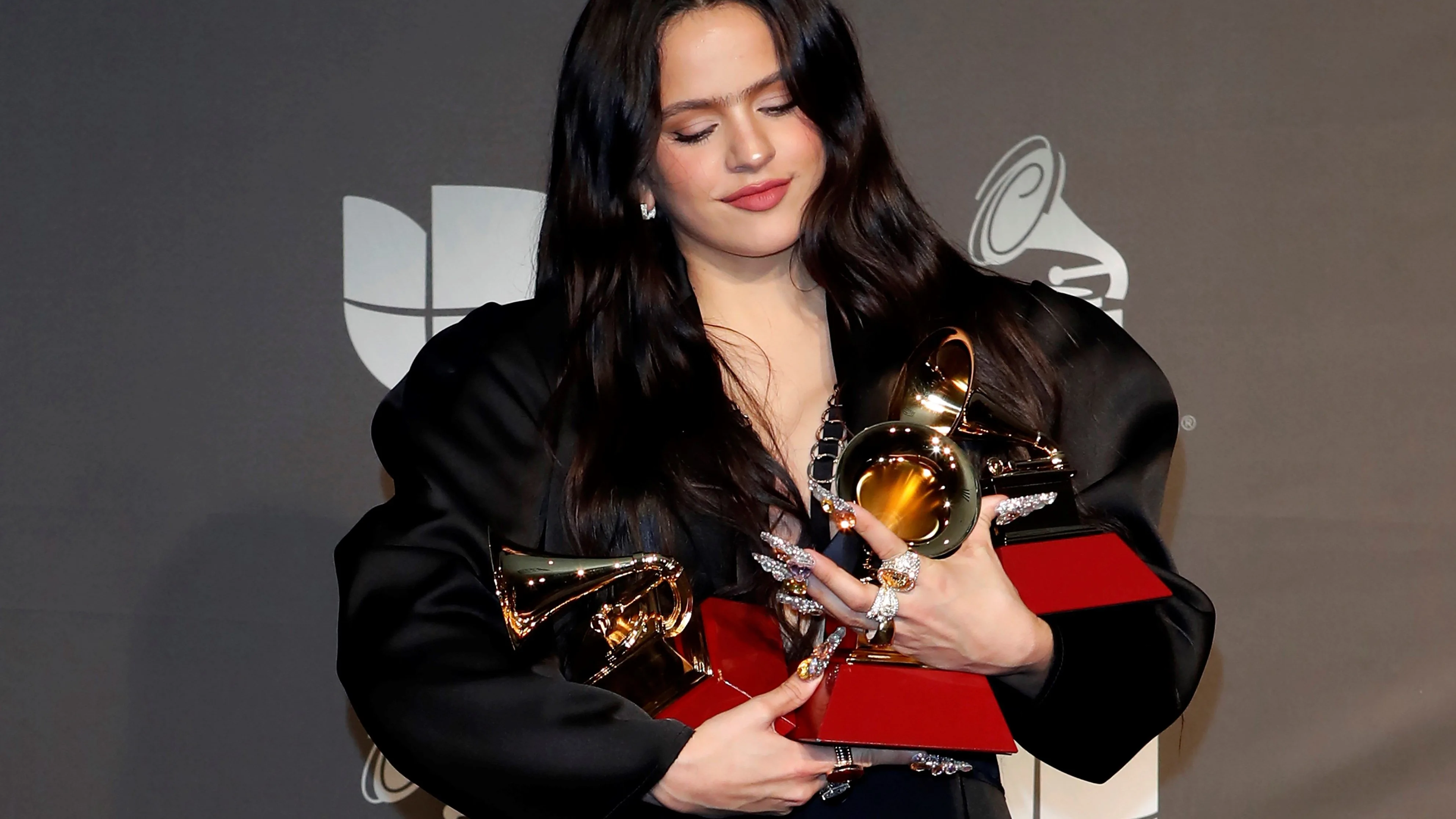 Rosalía, con sus tres Latin Grammy