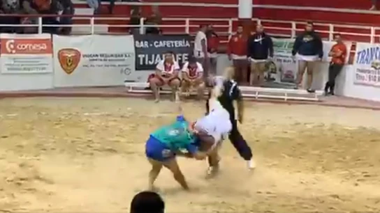 Brutal patada en la lucha canaria Brutal patada en la lucha canaria
