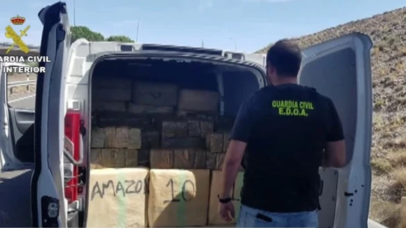 Droga en una furgoneta que simula ser de Amazon