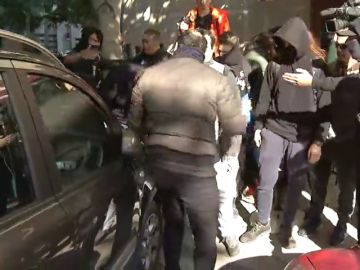 El tenso momento en el que un grupo de CDR rodea, agrede y le quita las llaves de la moto a un hombre en Sants El tenso momento en el que un grupo de CDR rodea, agrede y le quita las llaves de la moto a un hombre en Sants