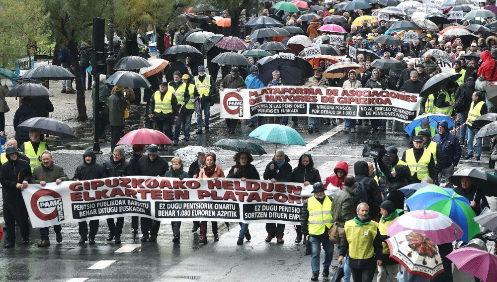 Vista general de la manifestación convocada por el movimiento de pensionistas de Gipuzko