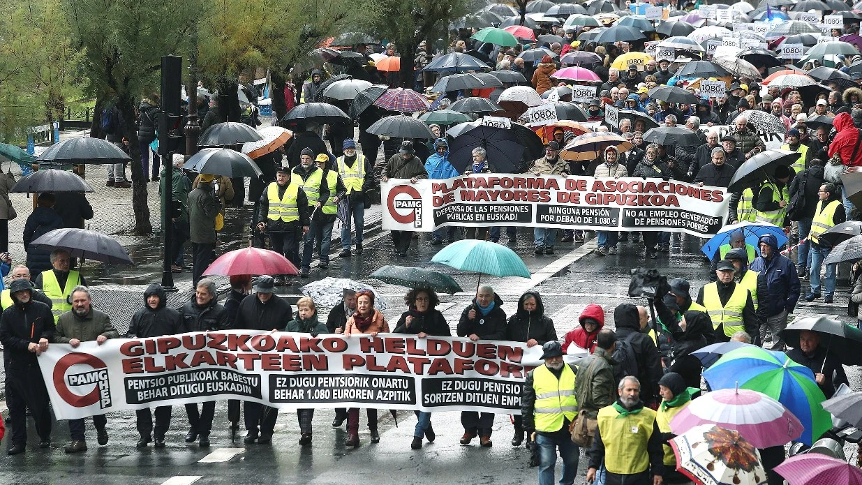 Vista general de la manifestación convocada por el movimiento de pensionistas de Gipuzko