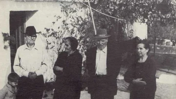 Juan y Manuel Hidalgo con Ana Cisneros y Ana Gutiérrez, en sus años de libertad