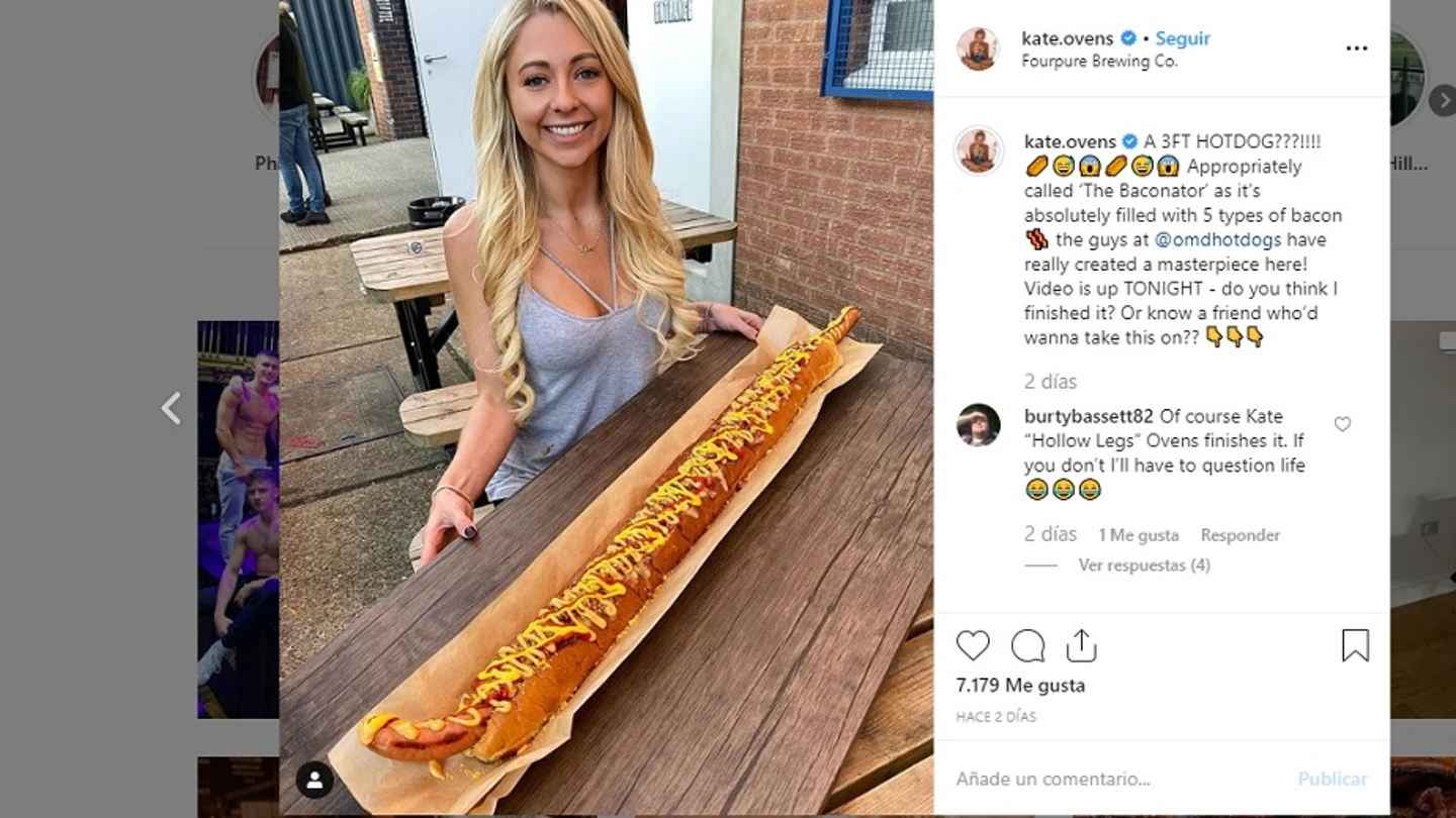 Imagen de la bloguera que se ha comido un perrito de un metro en 25 minutos Imagen de la bloguera que se ha comido un perrito de un metro en 25 minutos