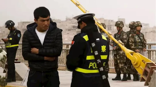Imagen de archivo de un hombre uigur en un control de seguridad en Xinjiang Imagen de archivo de un hombre uigur en un control de seguridad en Xinjiang