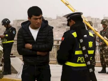 Imagen de archivo de un hombre uigur en un control de seguridad en Xinjiang Imagen de archivo de un hombre uigur en un control de seguridad en Xinjiang