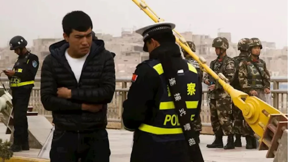 Imagen de archivo de un hombre uigur en un control de seguridad en Xinjiang