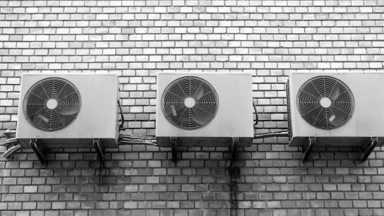 Imagen de archivo de fachada con aires acondicionados.