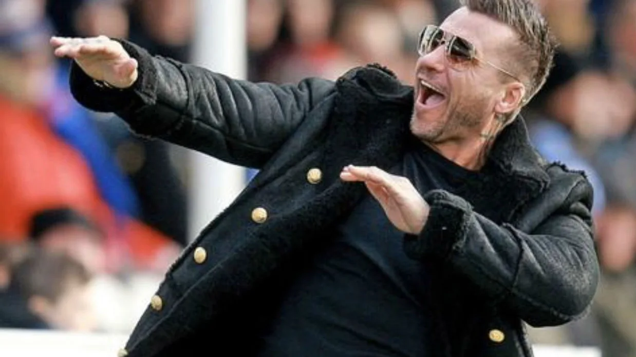 Glenn Tamplin celebra un gol de su equipo