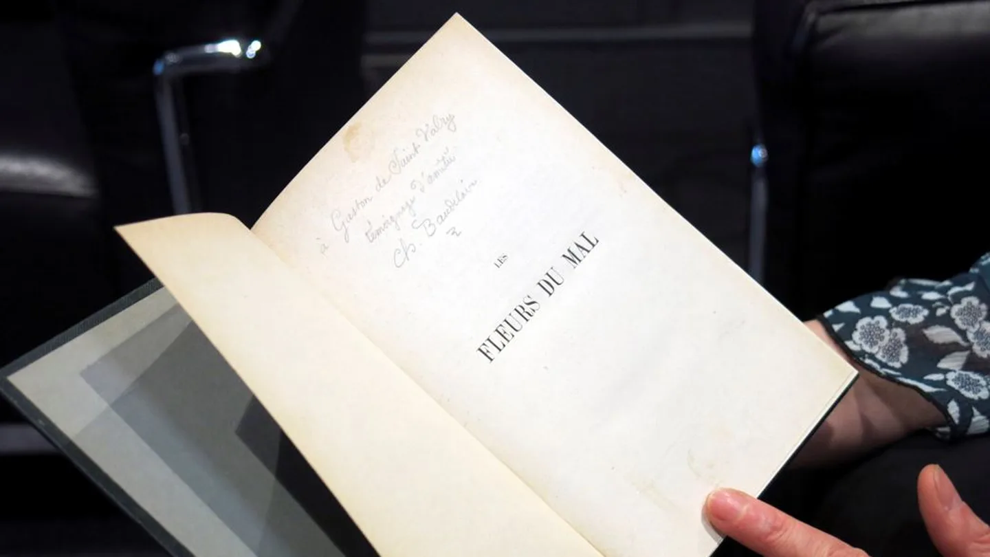 Libro con los versos inéditos de Baudelaire Libro con los versos inéditos de Baudelaire