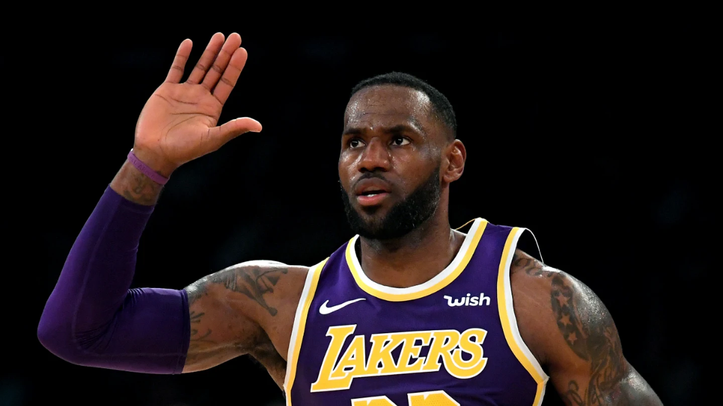LeBron James celebra una canasta LeBron James celebra una canasta