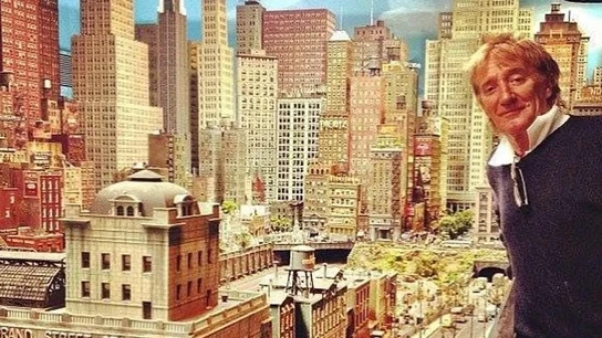 Rod Stewart con su impresionante maqueta de una ciudad con red ferroviaria Rod Stewart con su impresionante maqueta de una ciudad con red ferroviaria