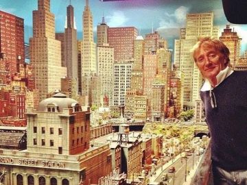 Rod Stewart con su impresionante maqueta de una ciudad con red ferroviaria Rod Stewart con su impresionante maqueta de una ciudad con red ferroviaria