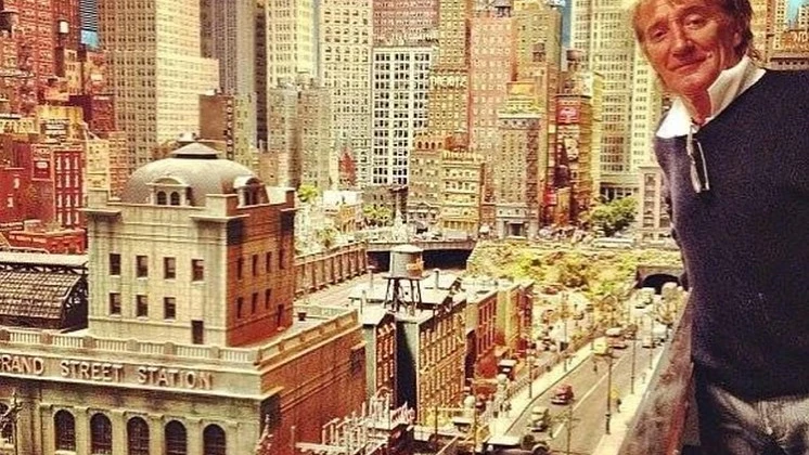 Rod Stewart con su impresionante maqueta de una ciudad con red ferroviaria