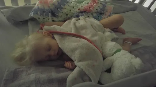 Imagen de la niña durante su recuperación.  Imagen de la niña durante su recuperación.