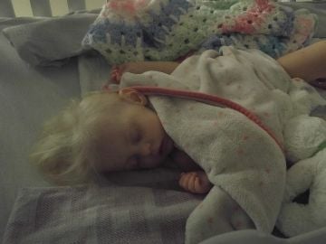 Imagen de la niña durante su recuperación. Imagen de la niña durante su recuperación.