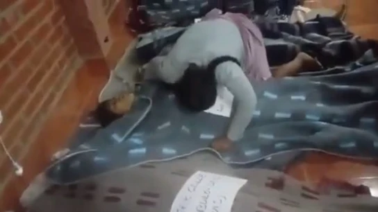 Una madre con el cadáver de su hijo en Bolivia Una madre con el cadáver de su hijo en Bolivia