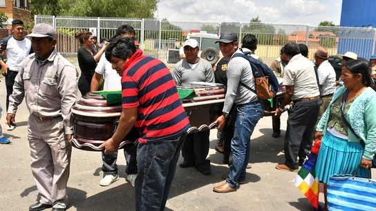 Entierro de uno de los muertos en Bolivia Entierro de uno de los muertos en Bolivia