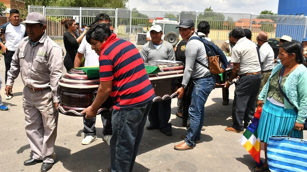 Entierro de uno de los muertos en Bolivia