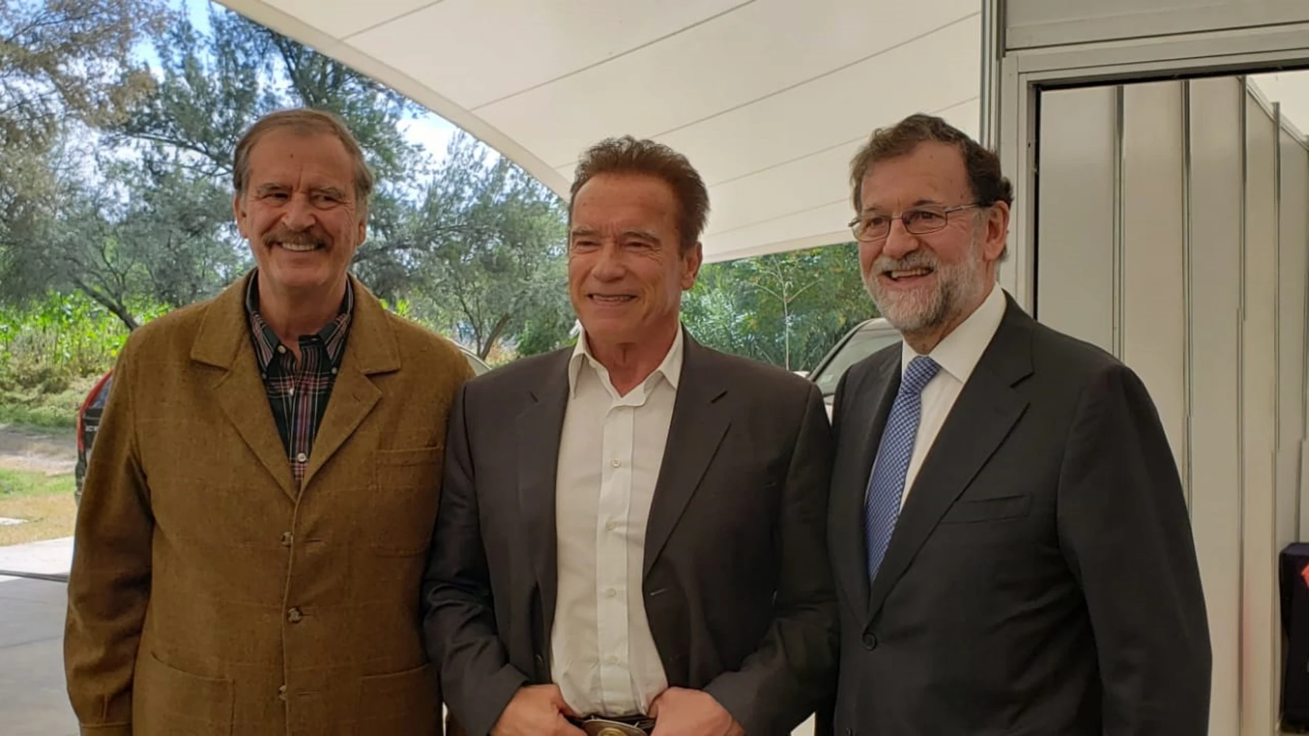 El expresidente mexicano Vicente Fox, junto a Arnold Schwarzenegger y Mariano Rajoy