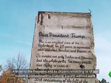 Una ONG alemana envía un fragmento del muro de Berlín a Trump para recordarle que no caben más barreras Una ONG alemana envía un fragmento del muro de Berlín a Trump para recordarle que no caben más barreras