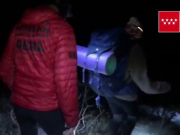 Los Bomberos rescatan a un grupo de niños desorientados en La Pedriza, Madrid Los Bomberos rescatan a un grupo de niños desorientados en La Pedriza, Madrid