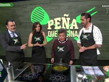 "Antes me decían que se cortaba la mayonesa por la menopausia": Almeida habla de feminismo mientras aprende a preparar kokotxas de merluza al pil-pil "Antes me decían que se cortaba la mayonesa por la menopausia": Almeida habla de feminismo mientras aprende a preparar kokotxas de merluza al pil-pil