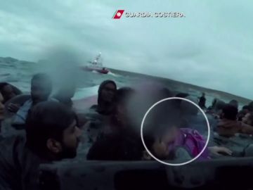 El agónico rescate de una migrante eritrea de cuatro años El agónico rescate de una migrante eritrea de cuatro años