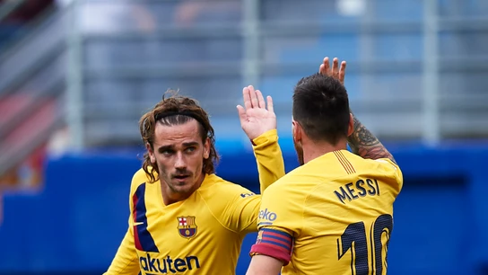 Griezmann felicita a Leo Messi durante un partido Griezmann felicita a Leo Messi durante un partido