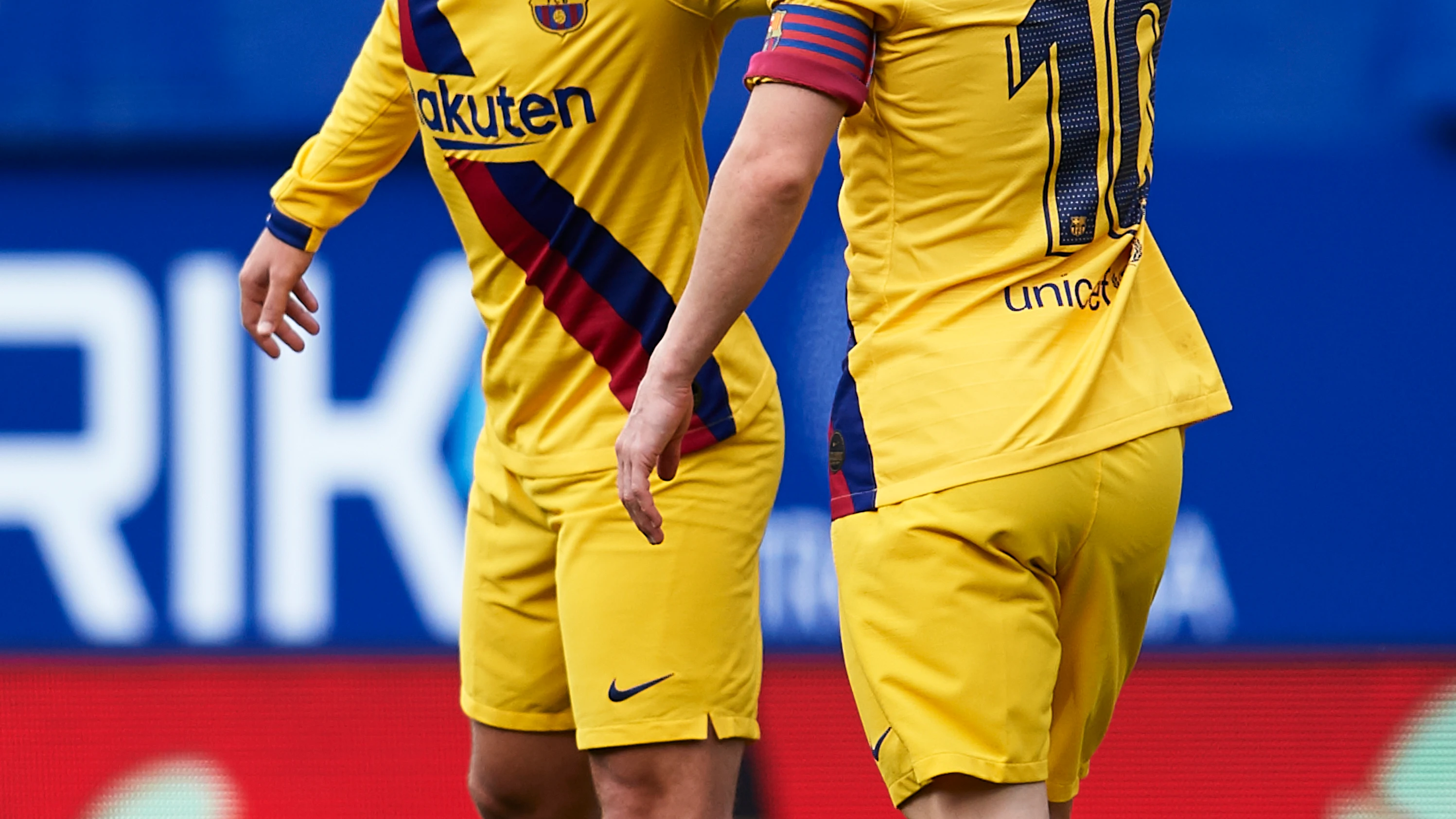 Griezmann felicita a Leo Messi durante un partido