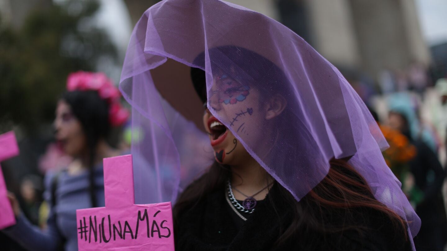 Una mujer participa en Ciudad de M&eacute;xico en la Marcha de las Catrinas, que pide justicia por las v&iacute;ctimas de feminicidio. 