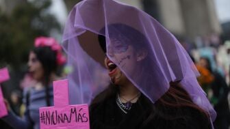 Una mujer participa en Ciudad de M&eacute;xico en la Marcha de las Catrinas, que pide justicia por las v&iacute;ctimas de feminicidio. 