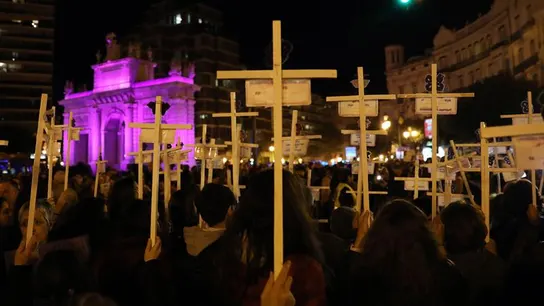 Ciudades de toda España se tiñen de morado en el 25N, Día Internacional contra la Violencia de Género. Ciudades de toda España se tiñen de morado en el 25N, Día Internacional contra la Violencia de Género.