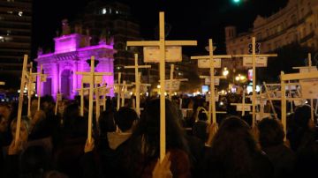 Ciudades de toda España se tiñen de morado en el 25N, Día Internacional contra la Violencia de Género.