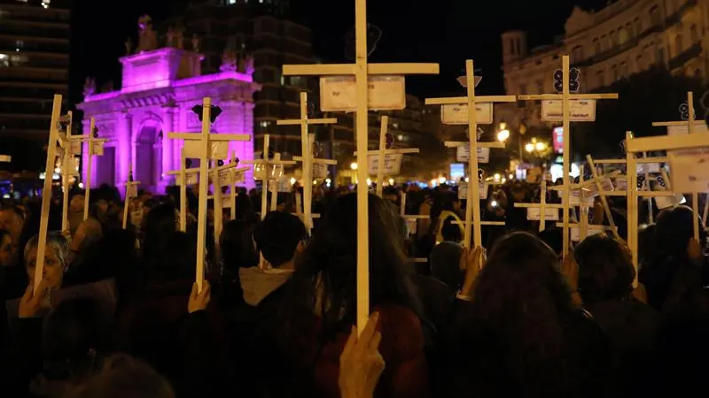 Ciudades de toda España se tiñen de morado en el 25N, Día Internacional contra la Violencia de Género.