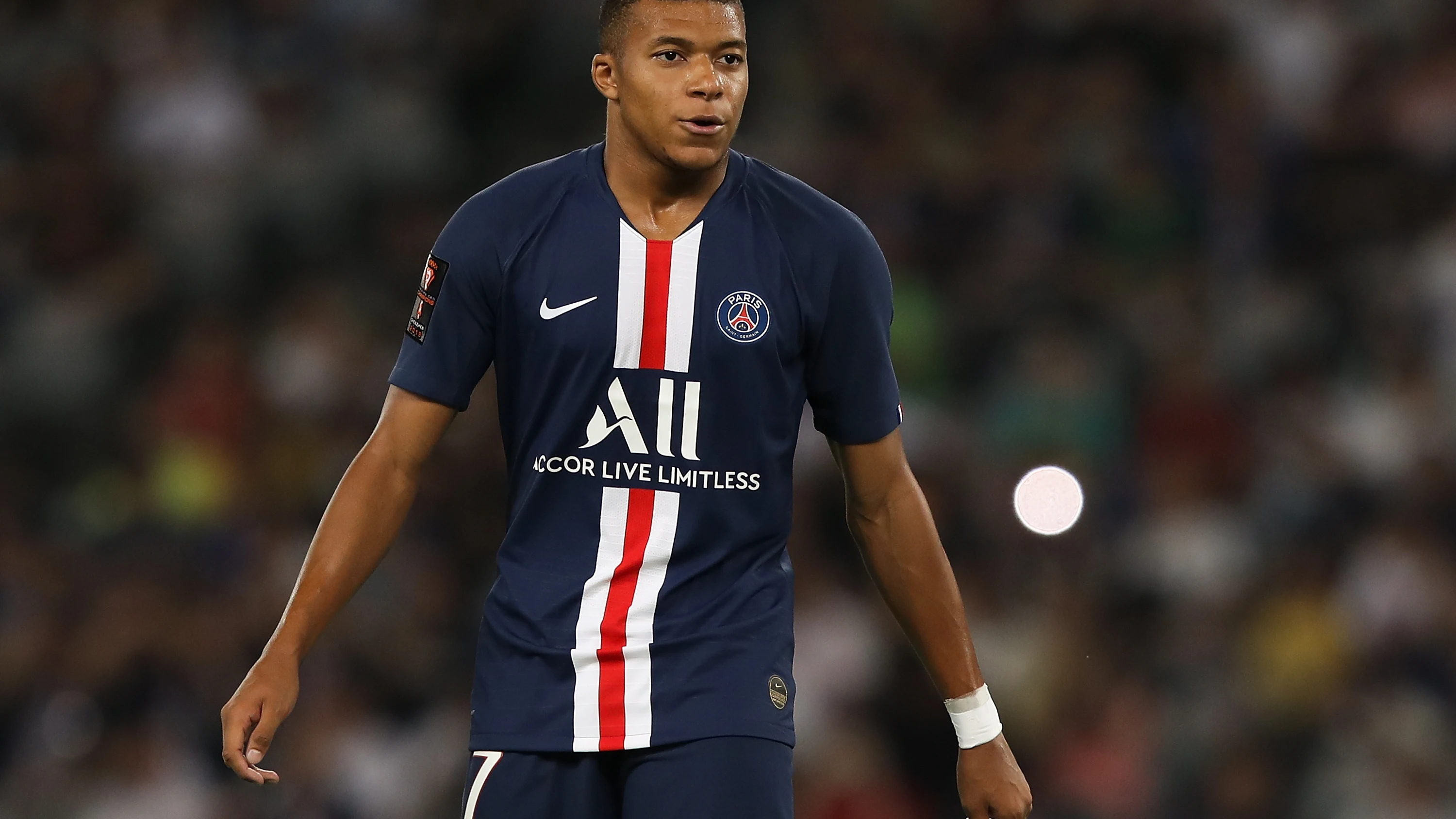 Kylian Mbappé durante un partido con el PSG