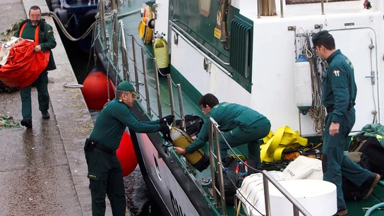 Reinician los trabajos para reflotar el narcosubmarino en la ría de Aldán Reinician los trabajos para reflotar el narcosubmarino en la ría de Aldán