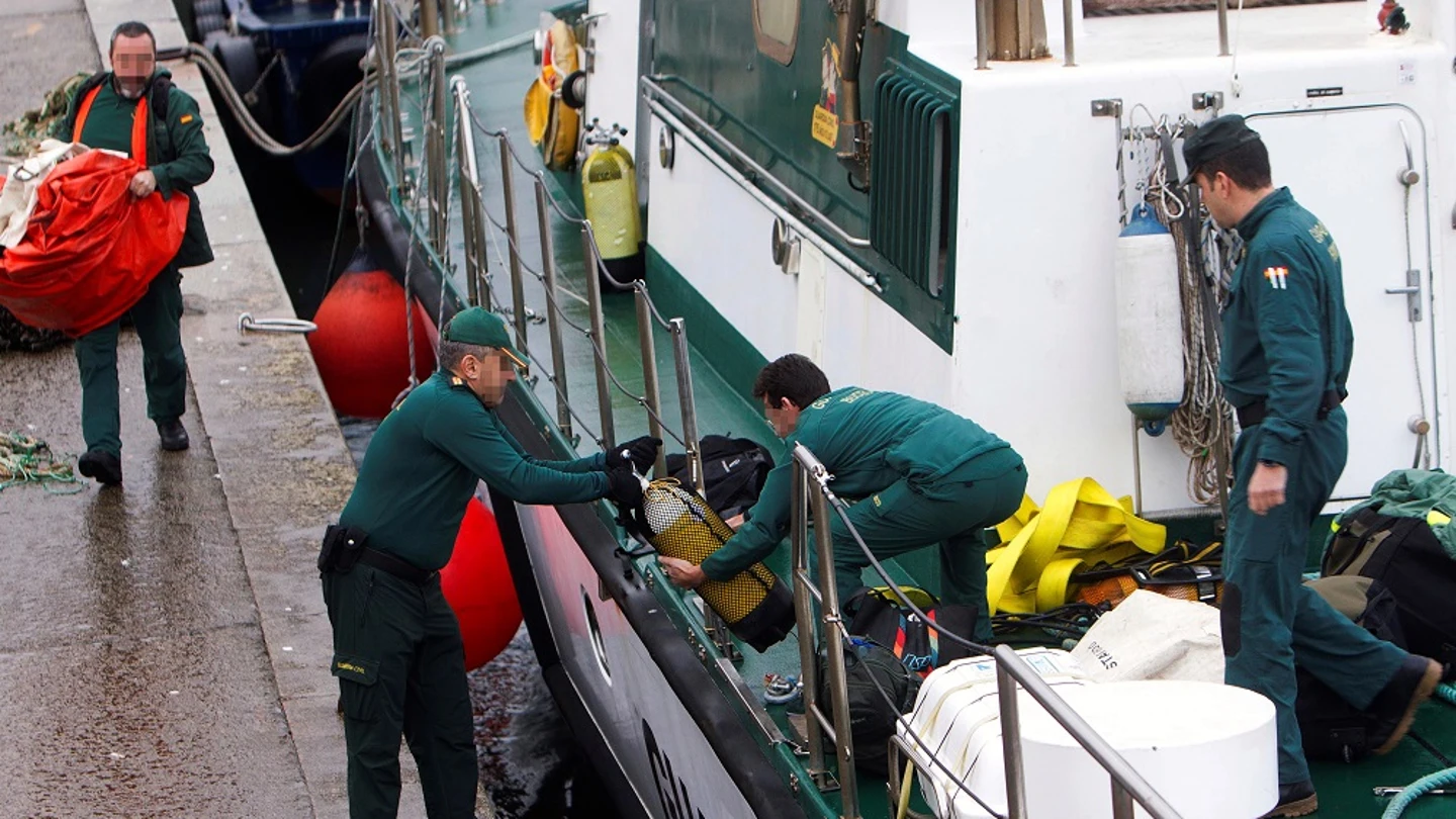 Reinician los trabajos para reflotar el narcosubmarino en la ría de Aldán Reinician los trabajos para reflotar el narcosubmarino en la ría de Aldán