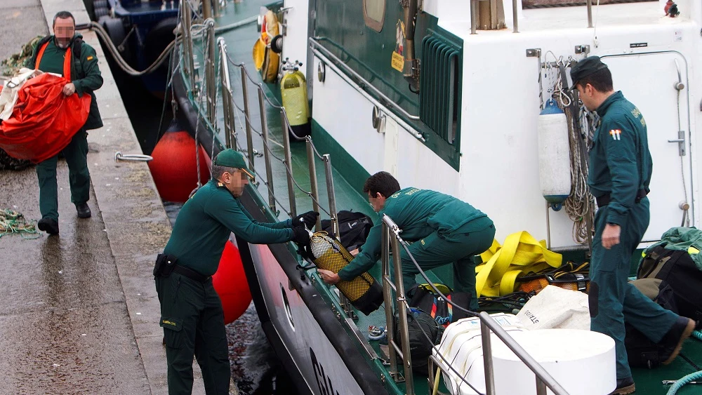 Reinician los trabajos para reflotar el narcosubmarino en la ría de Aldán